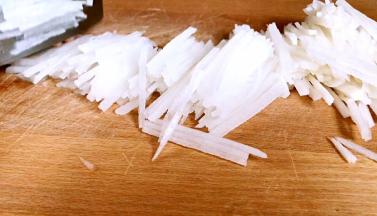 将白萝卜洗净，去皮，切成丝备用