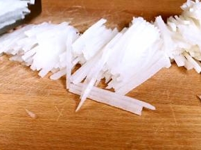 将白萝卜洗净，去皮，切成丝备用
