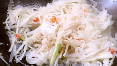 调入盐、白胡椒粉炒匀入味