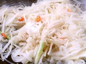 调入盐、白胡椒粉炒匀入味