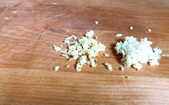 生姜、大蒜洗净切末