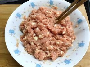 然后慢慢加入水顺一个方向将肉搅打上劲即可。