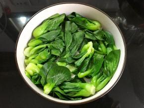 捞出后铺在盘底。