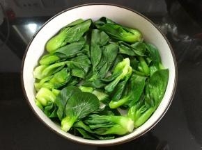 捞出后铺在盘底。