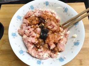 放入肉馅中拌匀后加入调料拌匀。