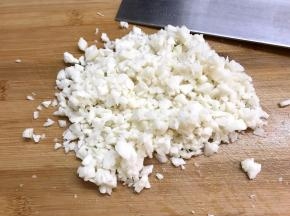 马蹄去皮后切成小粒（这个不用放入一起绞，不然绞太碎了口感不好）。