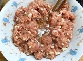 再打入一个蛋清一起搅拌均匀。