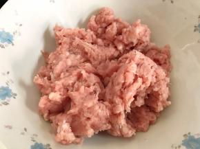 绞完后把肉取出。