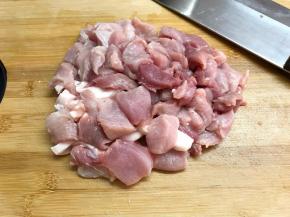 猪肉清洗干净后去除筋膜切成小块。