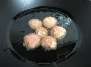 锅中倒入可以没过肉丸的油。将做好的肉丸轻轻地放入。