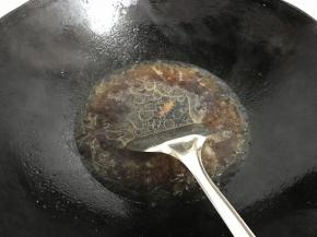 锅中留少许底油，放入酱油、蚝油、料酒、糖和水调成咸淡适宜的汤汁。