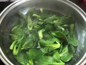 把洗净后的小青菜放入锅中焯水。