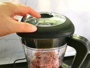 盖上盖子和加料口盖。