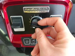 接通电源后将启动开关开启后将破壁机的变速按钮慢慢地向右旋转增加搅拌速度。