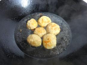 炸至金黄色后捞出。