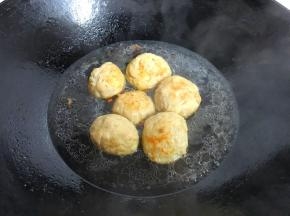 炸至金黄色后捞出。