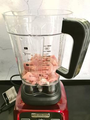 把切成小块的猪肉放入破壁机搅拌杯中。