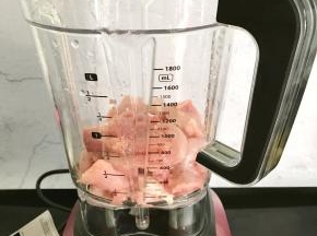 把切成小块的猪肉放入破壁机搅拌杯中。