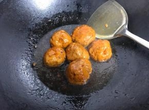 放入炸好的狮子头，大火烧开后转小火焖煮至入味，汤汁差不多收干，出锅前淋入水淀粉勾芡。