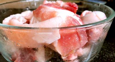 再洗净沥水，备用