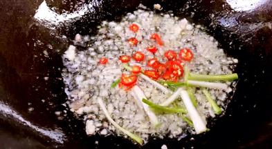 加入小米椒、葱段炒香