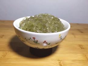 将炖锅里放水，煮开，加入红薯粉，烫熟后捞出装碗