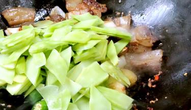 莴笋炒断生