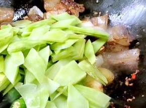 莴笋炒断生