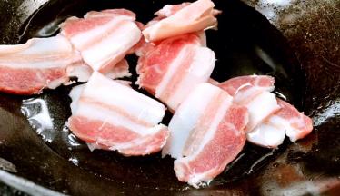 放入冷水锅内，烧开焯去血水