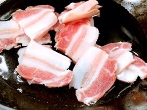 放入冷水锅内，烧开焯去血水