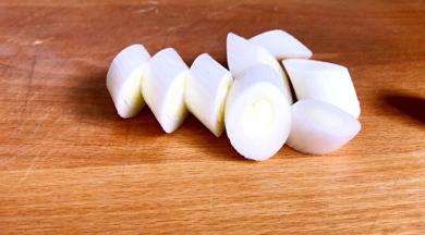 大葱洗净切小段，备用