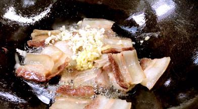 放入姜、蒜末爆香