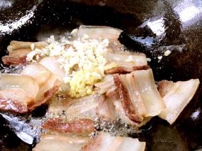 放入姜、蒜末爆香