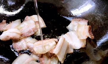 加入料酒，炒香