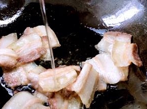 加入料酒，炒香