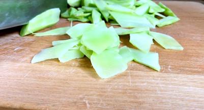 莴笋洗净，去皮，切片备用