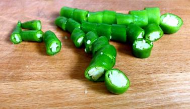 杭椒洗净切小段，备用