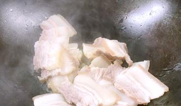 热锅，放入少许食用油，放入五花肉煸炒出香味