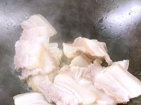 热锅，放入少许食用油，放入五花肉煸炒出香味