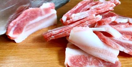 五花肉洗净，切薄片