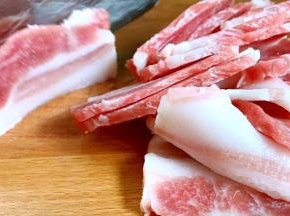 五花肉洗净，切薄片