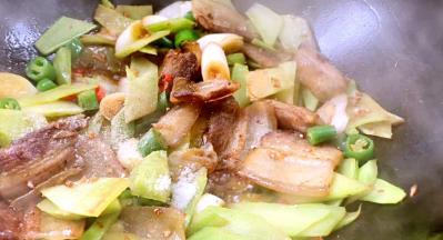 调入盐、白胡椒粉炒匀入味