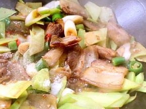 调入盐、白胡椒粉炒匀入味