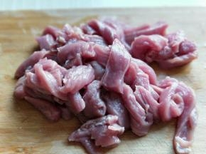 猪里脊肉，洗干净切长条，顺着肉丝切。