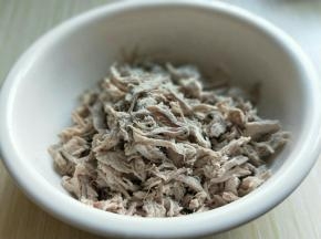 再用手撕成肉丝。(这一步需要一点耐心哈)