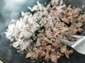 用铲子将热气炒干，(全程小火)