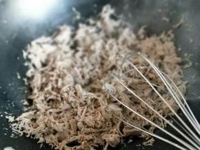 炒干后用手动打蛋器不断抽打。