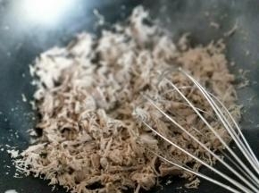 炒干后用手动打蛋器不断抽打。