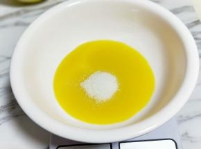 首先将橙汁和白砂糖放在器具中，手动打蛋器打至糖融化。