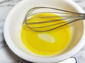 加入玉米油，用手动打蛋器打至均匀。